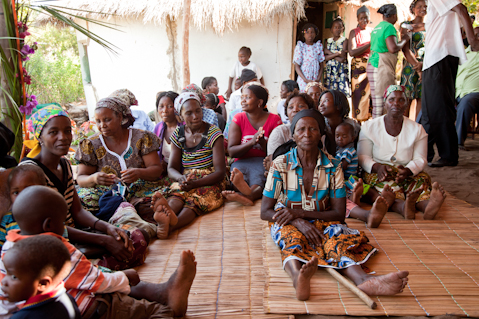 Fiesta Abilio y Admiro mujeres sentadas en una fiesta en Mozambique