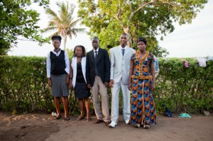 Abilio Manhique con sus padrinos Celebración mayoría de edad en Mozambique