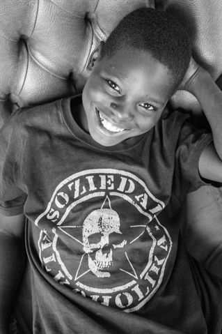 Chico y su camiseta Chico, ahijado de la Fundación Khanimambo