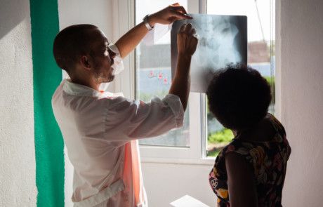 Nico con radiografía, voluntario del Programa de salud de la Fundación Khanimambo