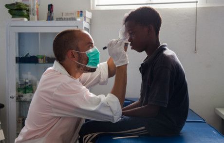 Nico en el Centro de Salud de la Fundación Khanimambo