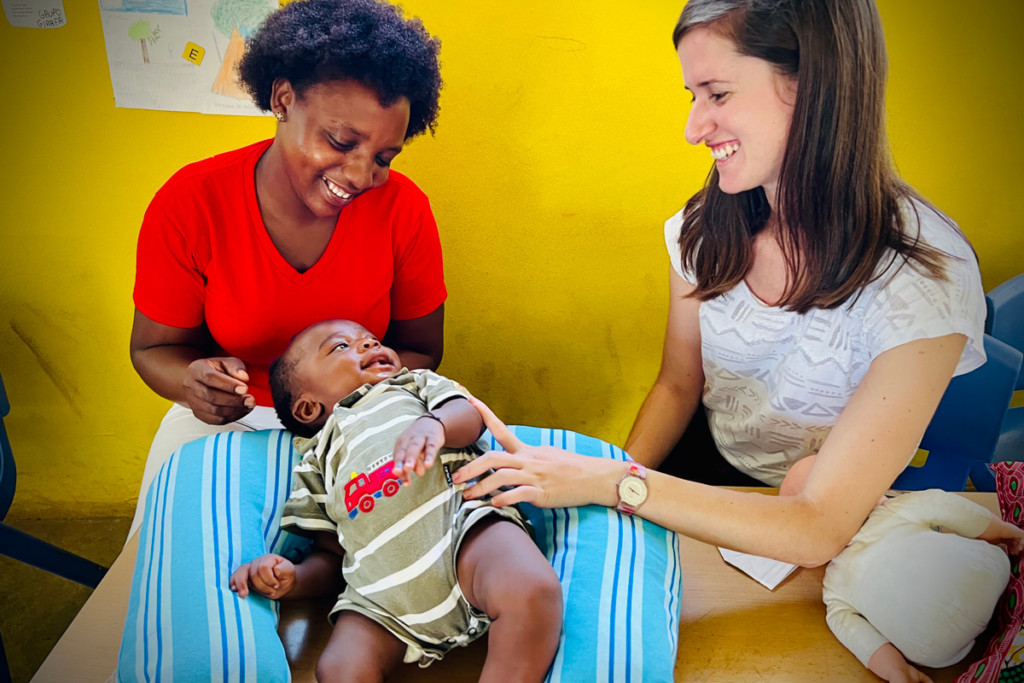 Marta, voluntaria en la Fundación Khanimambo con una familia.