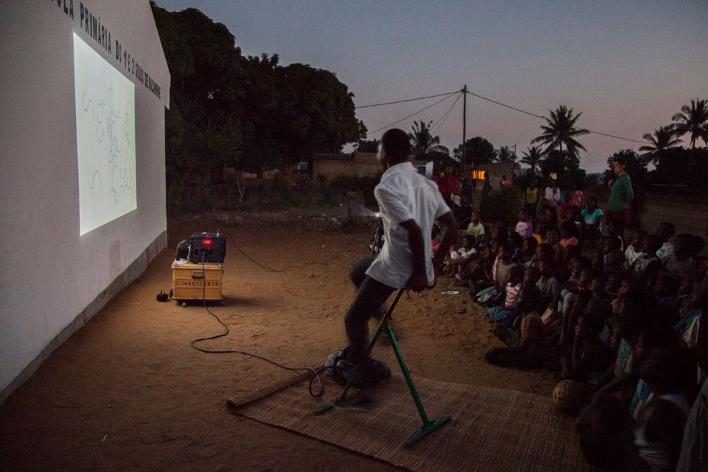 Proyección de Cinecicleta en el barrio de Macamwine, en Xai-Xai, Mozambique
