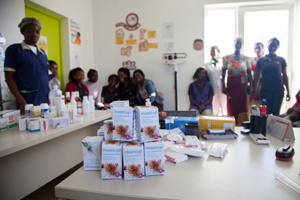 Reparto de copas menstruales en Khanimambo
