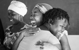 Abrazos en la Fundación Khanimambo