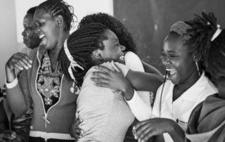 Abrazos en la Fundación Khanimambo