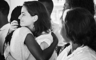 Abrazos en la Fundación Khanimambo