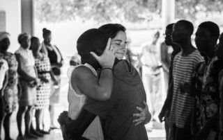 Abrazos en la Fundación Khanimambo