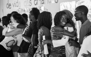 Abrazos en la Fundación Khanimambo