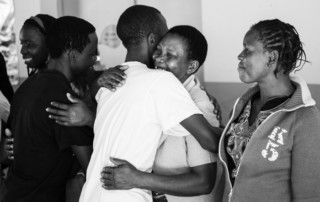 Abrazos en la Fundación Khanimambo