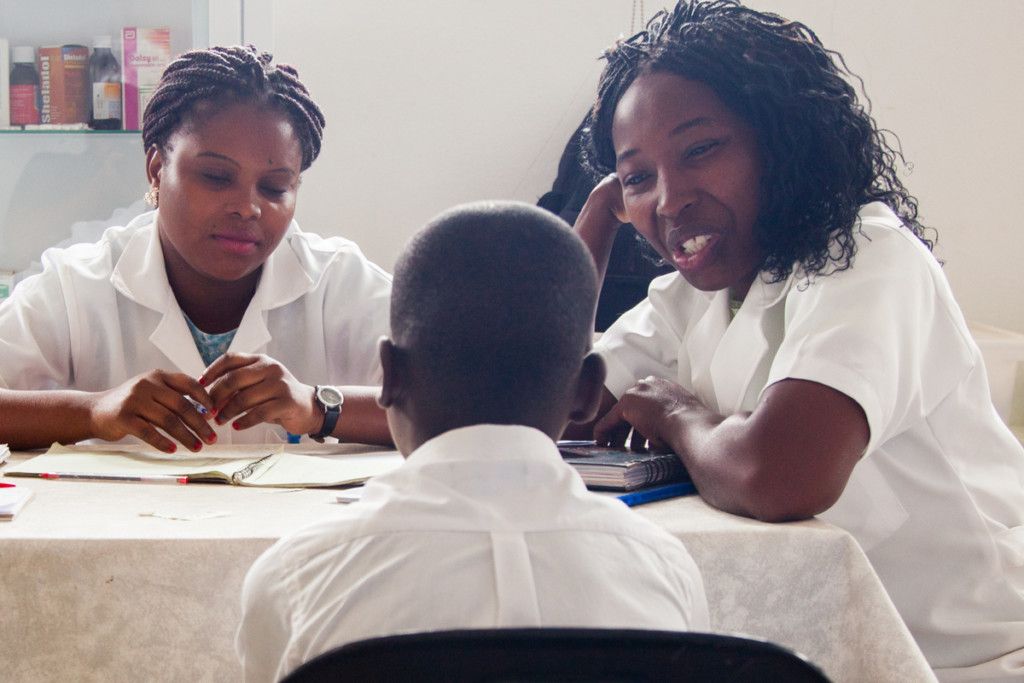 Estudiantes de la Universidad São Tomas de Moçambique haciendo prácticas en la Fundación Khanimambo