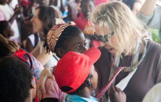 Una visita muy esperada - Anna saludando a algunos niños y niñas de Khanimambo