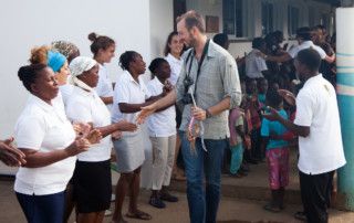 Una visita muy esperada - Raúl saludando a todo el equipo de Khanimambo