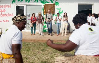 Una visita muy esperada - Las madres de Khanimambo danzan para celebrar la llegada