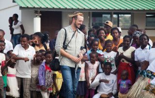 Raúl de LSGIE con alumnos del Centro Munti de Khanimambo