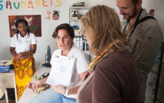 Una visita muy esperada - Alexia explica el trabajo diario de Khanimambo