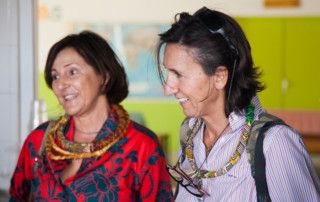 Una visita muy esperada - Rosario y Bati escuchando atentamente las explicaciones sobre el Centro Nutricional