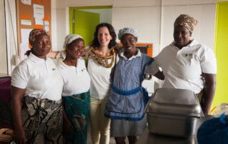 Blanca con el equipo del Centro Nutricional de Khanimambo