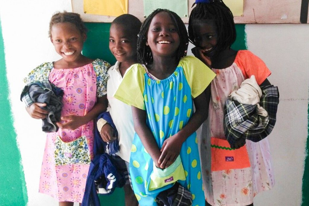 Donación de ropa de Dress a Girl para la Fundación Khanimambo en Mozambique